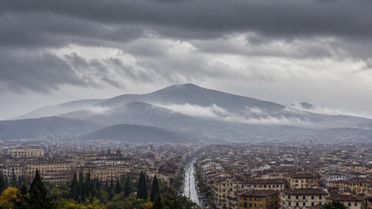 Pioggia autunnale su una città italiana sotto un cielo nuvoloso
