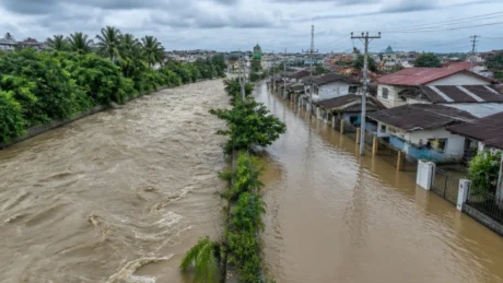 Le autorità locali indicano 75 persone evacuate da due località di Koto Tangah; i soccorritori riferiscono che in alcuni punti l’acqua ha superato i 50 centimetri.