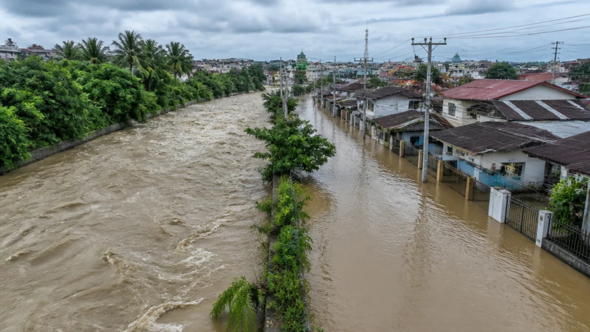 Piena del fiume vicino alle case di Padang