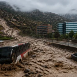 Santiago, il fango scende dalla precordillera e travolge le strade di Las Condes