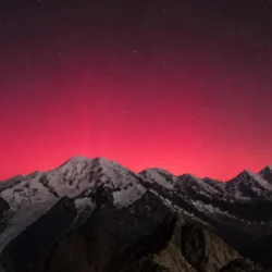 Tempesta geomagnetica G3, chiarori rossastri osservati sulle Alpi