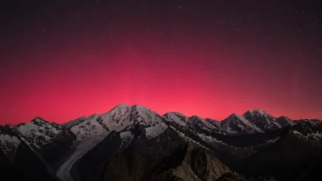 Tempesta geomagnetica G3, chiarori rossastri osservati sulle Alpi