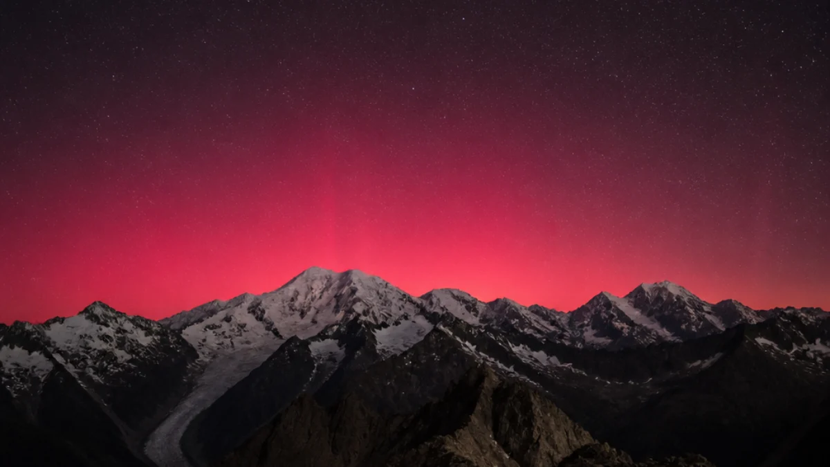Chiarore aurorale rossastro sopra le Alpi